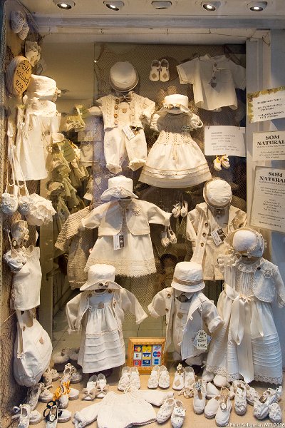 20160528_174838 D4Sedit619.jpg - Barcelona, excellent window display of children's clothes